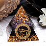 Orgonitpyramide Auge des Horus mit Amethyst und Obsidian