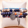 Ein Set aus fünf modischen Unisex-Armbändern in einem Blauton