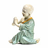 Statuettenjunge Namaste des buddhistischen Mönchs gefärbt