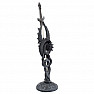 Eine Statuette mit einem Briefmesser Black Dragon