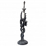 Eine Statuette mit einem Briefmesser Black Dragon