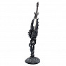 Eine Statuette mit einem Briefmesser Black Dragon