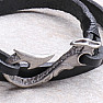 Herrenarmband aus schwarzem Leder mit angelaufener Silberverzierung