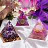 Orgonitpyramide mit Amethyst-Symbol Om