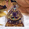 Orgonitpyramide mit Amethyst- und Chakra-Farben