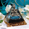 Orgonitpyramide Meditierender Buddha mit schwarzem Achat