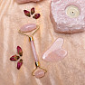 Geschenkset aus Massagerolle und Gua Sha Herzform aus Rosenquarz