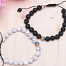 Set aus zwei Armbändern aus Lava und Howlith mit Shamballa-Verschluss